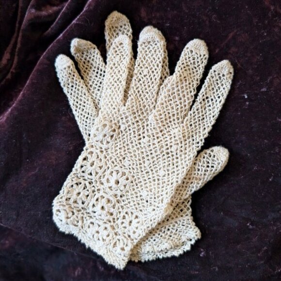 Antique Lace Crocheted Tatted Gloves, Mermaid Scallop Pattern with Flowers - Picture 1 of 8